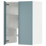 Ein blauer ikea METOD Küchenschrank. Er ist rechteckig und verfügt über zwei Türen, von denen eine offen ist, und gibt den Blick auf zwei verstellbare Regale im Inneren frei. Der Rahmen ist weiß.