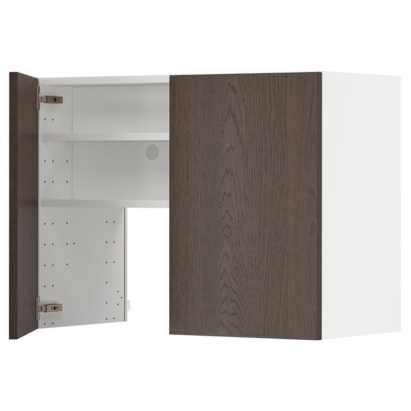 Ein dunkelbrauner Holzschrank mit einer offenen Tür, der im Inneren verstellbare Regale freigibt, der für eine Küche konzipiert ist.