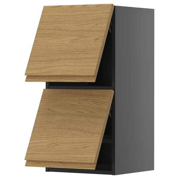 Ein moderner Küchenschrank mit dem Namen METOD mit dunkelgrauen und eichenfarbenen Schubladen mit einem schlanken, minimalistischen Design und integrierten Griffen.