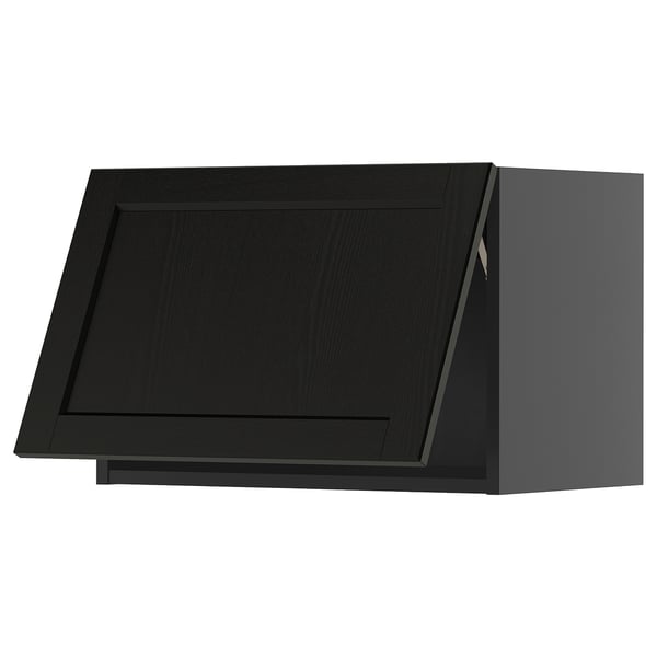 Schwarzer Küchenschrank mit abgeschrägten Kanten, schlankes Design.