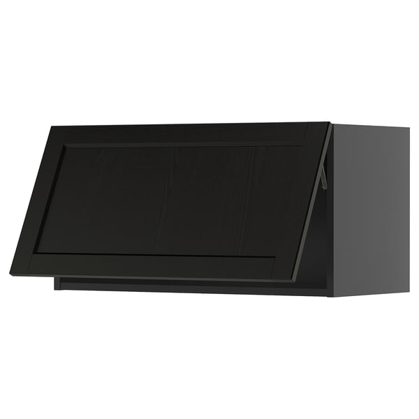 Küchenschrank aus schwarzem Holz mit schlankem, abgewinkeltem Design. Teil des IKEAS METOD-Systems, mit abgeschrägten Kanten und einer dunkel gebeizten Oberfläche.