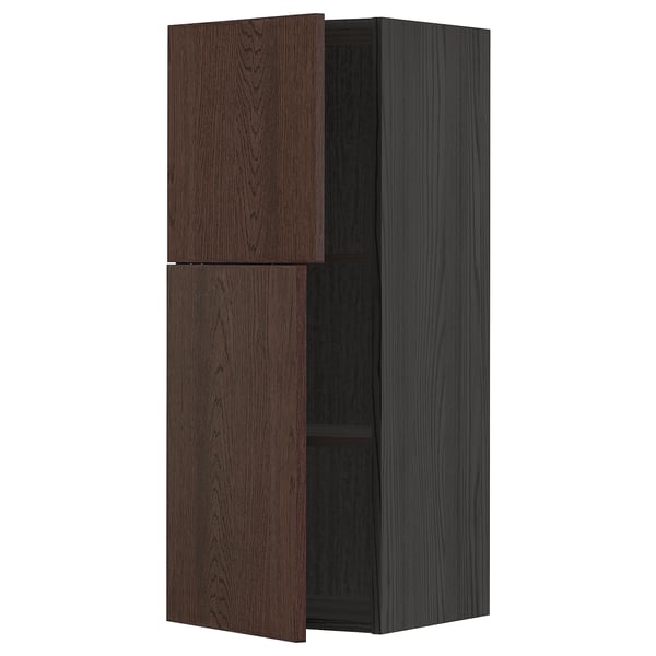 Ein dunkelbrauner METOD Küchen-Wandschrank mit zwei Türen und einem verstellbaren Regal. Es hat einen robusten Rahmen und eine Oberfläche aus Eichenfurnier.