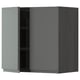 Moderner grauer Küchenschrank, schlankes Design, Metallic-Finish, breite und hohe Form mit einer offenen Tür, die schwarze Regale freigibt.