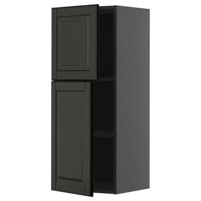 Dunkelgrauer, hoher Küchenschrank mit zwei offenen Türen, in denen sich Regale befinden. Moderne rechteckige Form, schlankes Design mit abgeschrägten Kanten.