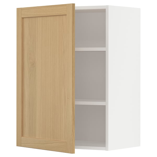 Ein METOD-Küchenschrank mit einer hellen Holztür, einem verstellbaren Regal und einem weißen Rahmen.