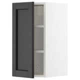 Ein schwarz gebeizter METOD-Küchenschrank mit abgeschrägter Tür und Regalen.