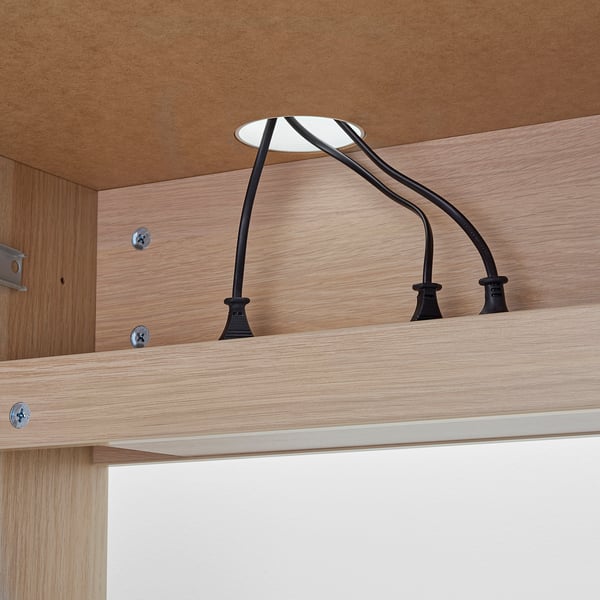 Schreibtisch aus Holz mit eingebautem Kabelmanagement und verstellbaren Regalen.