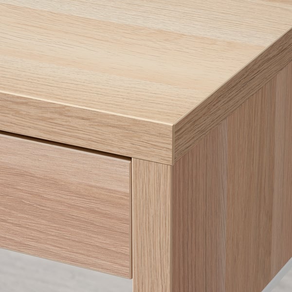 Nahaufnahme eines modernen, hellen Schreibtisches aus Holz. Zeigt glatte, verarbeitete Kanten und saubere Verarbeitung.