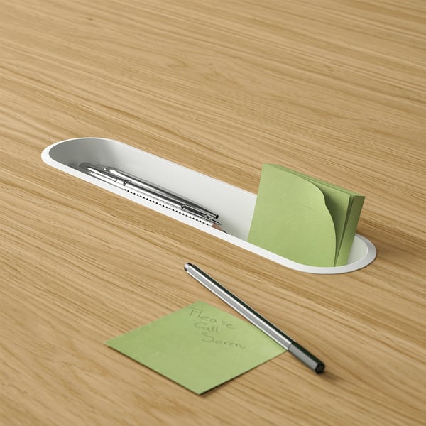Schreibtisch-Organizer mit Stift und Haftnotizen. Weißes Tablett für Schreibwaren, grüner Zettel mit der Aufschrift "Call Soren".