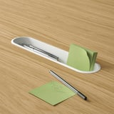 Schreibtisch-Organizer mit Stift und Haftnotizen. Weißes Tablett für Schreibwaren, grüner Zettel mit der Aufschrift "Call Soren".