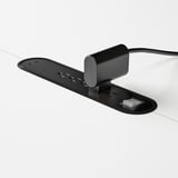 Zeigt den MITTZON-Konferenztisch mit integrierten USB-Anschlüssen und Kabelführungsfach.