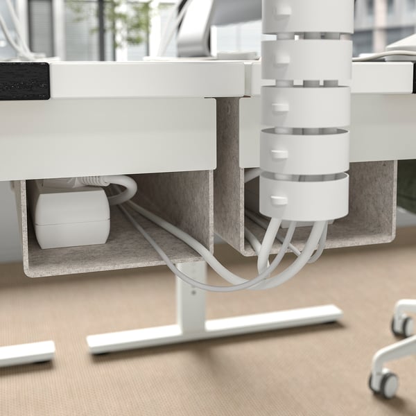 MITTZON Schreibtische, Kabelwanne und Höhenverstellmechanismus. Gewährleistet das Kabelmanagement unter dem Tisch.