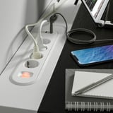 Workstation mit Kabelablage, Telefon, Tablet und Notebook auf verstellbarem MITTZON-Schreibtisch.