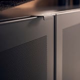 Schublade aus schwarzem Metall, perforiert, leicht zu öffnende Griffe.