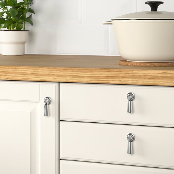 Holztheke, weiße Schränke, Pflanze auf Untersetzer.