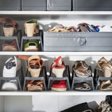 Schuhregal mit grauen Organizern für verschiedene Schuhstile.