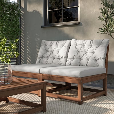 Modernes Outdoor-Sofa mit hellgrauen Kissen und dunklem Holzrahmen. Schlankes Design, bequem und stilvoll.