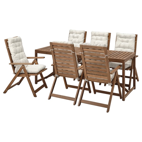 Braune Außenterrasse mit 4 Klappstühlen und 1 Sessel, alle mit Kissen; Perfekt zum Entspannen.