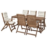 Braune Außenterrasse mit 4 Klappstühlen und 1 Sessel, alle mit Kissen; Perfekt zum Entspannen.