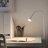 Silberne NÄVLINGE Lampe auf Schreibtisch geklemmt mit Stifthalter und Buch.