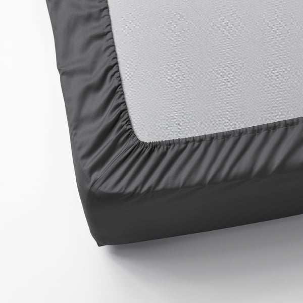 Ecke aus seidig glattem Bettlaken, elastischer Rand auf der Matte