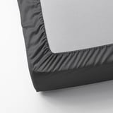 Ecke aus seidig glattem Bettlaken, elastischer Rand auf der Matte