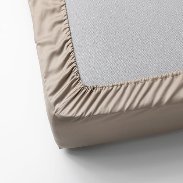 Ecke eines aus Satin geflochtenen Bettlakens, elastische Kanten, passend für Matratze.