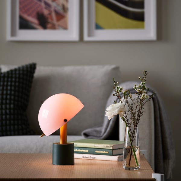 Pfirsich NÖDMAST Lampe auf Tisch, Büchern, Blumen, Couch.