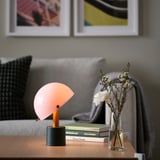 Pfirsich NÖDMAST Lampe auf Tisch, Büchern, Blumen, Couch.