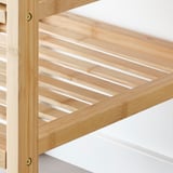 Regaldisplay aus Bambus, robustes Design, leichte Holzstruktur.