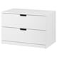 Eine weiße IKEA NORDLI Kommode mit zwei Schubladen. Es hat schwarze Griffe und ein schlankes, modernes Design.