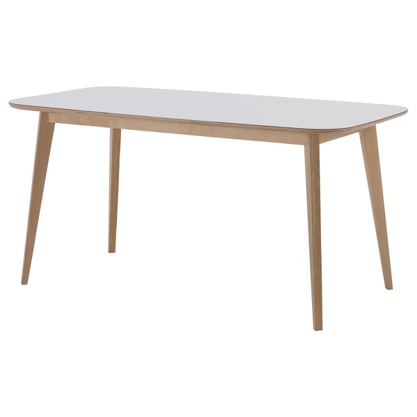 Der Tisch NORDMYRA hat eine helle Platte und Holzbeine mit einem schlanken, eckigen Design.