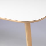 Runder Tisch mit glatter Kante, getragen von einem einzigen schlanken Holzbein. Gefertigt aus geschichtetem Holzfurnier und klarem Acryllack.