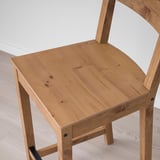 Thekenhocker aus Holz, natürliche Oberfläche, Konstruktion aus massivem Kiefernholz, bequemer Sitz mit Rückenlehne.