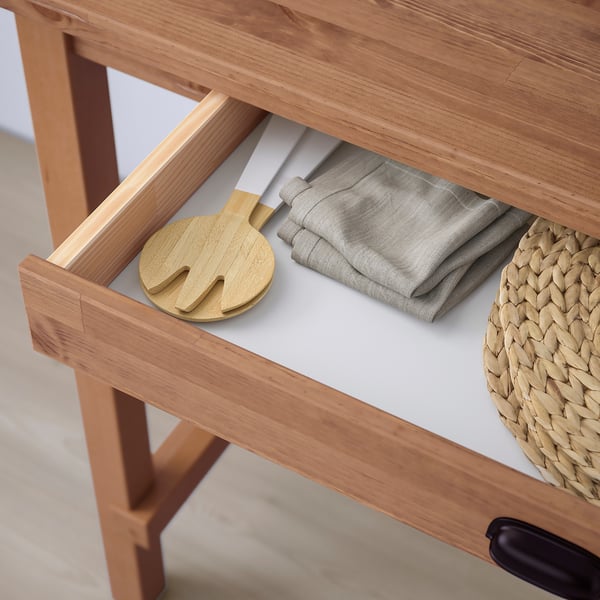 Holzschublade mit grauem Stoff, geflochtenem Untersetzer und Bambus-Organizer unter dem Tisch.