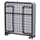 Ein zusammengeklapptes graues NORRUDDEN-Bett mit Metallrahmen und Rädern.