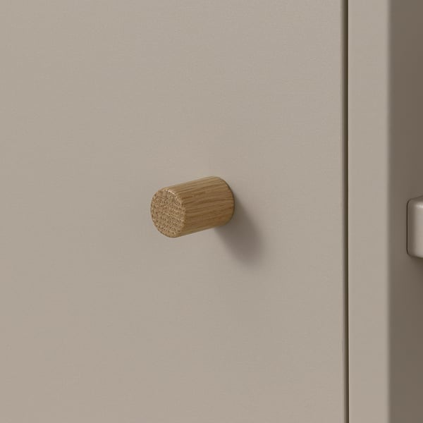 Kleiner Holzhaken, der an einer beigen Wand montiert ist und ein schlichtes und minimalistisches Design aufweist, ideal zum Aufhängen von leichten Gegenständen wie Handtüchern oder Schlüsseln.