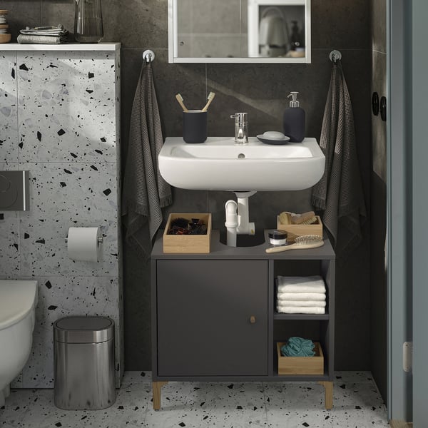 Modernes graues Badezimmer mit NORSÄLVEN Schrank, Waschbecken und Zubehör. Kompakte Größe, viel Stauraum.