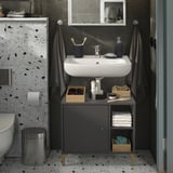 Modernes graues Badezimmer mit NORSÄLVEN Schrank, Waschbecken und Zubehör. Kompakte Größe, viel Stauraum.