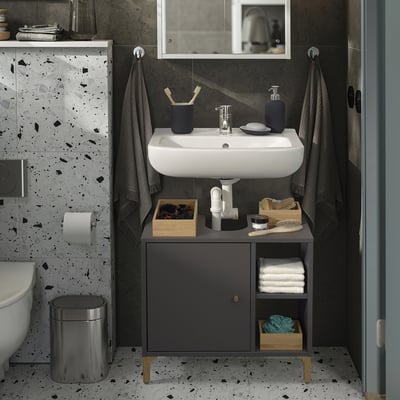 Modernes graues Badezimmer mit NORSÄLVEN Schrank, Waschbecken und Zubehör. Kompakte Größe, viel Stauraum.