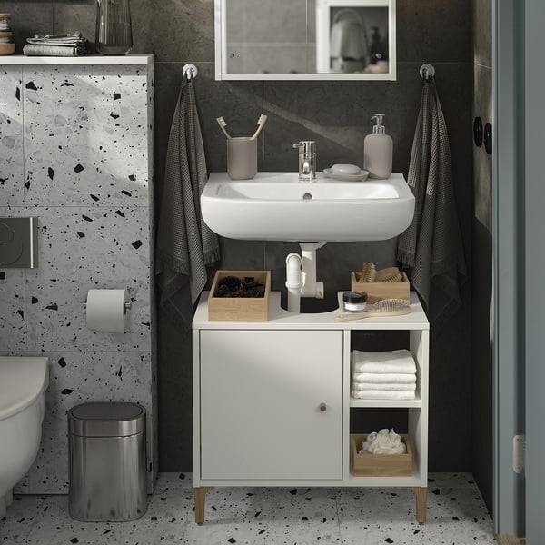 Modernes Badezimmer mit weißem NORSÄLVEN-Schrank unter dem Waschbecken, schwarz/weißen Wänden. Funktionale Aufbewahrung, Handtuchhaken, Wandmontage für Stabilität.