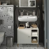 Modernes Badezimmer mit weißem NORSÄLVEN-Schrank unter dem Waschbecken, schwarz/weißen Wänden. Funktionale Aufbewahrung, Handtuchhaken, Wandmontage für Stabilität.