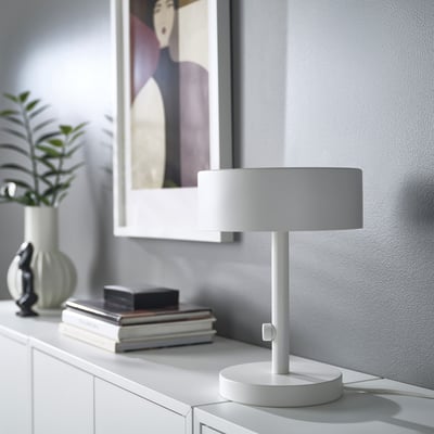 NYMÅNE Lampe auf Regal mit Büchern, Pflanze, Dekor.