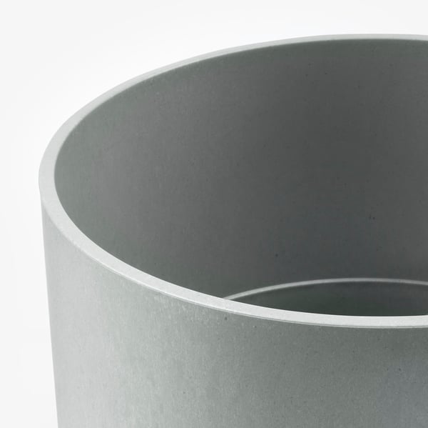 Grauer Pflanzkübel aus recyceltem Kunststoff