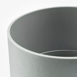 Grauer Pflanzkübel aus recyceltem Kunststoff