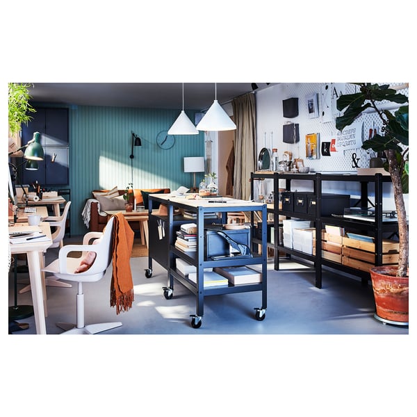 Modernes Home Office mit blauen ODGER-Stühlen, Holztischen, Pflanzen und heller Beleuchtung.
