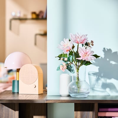 PÅDRAG Vase aus klarem Glas, rund mit geripptem Design, elegant und dekorativ.