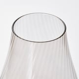 Vase aus klarem Glas mit glattem, geschwungenem Design, das Qualität und Einfachheit zeigt.