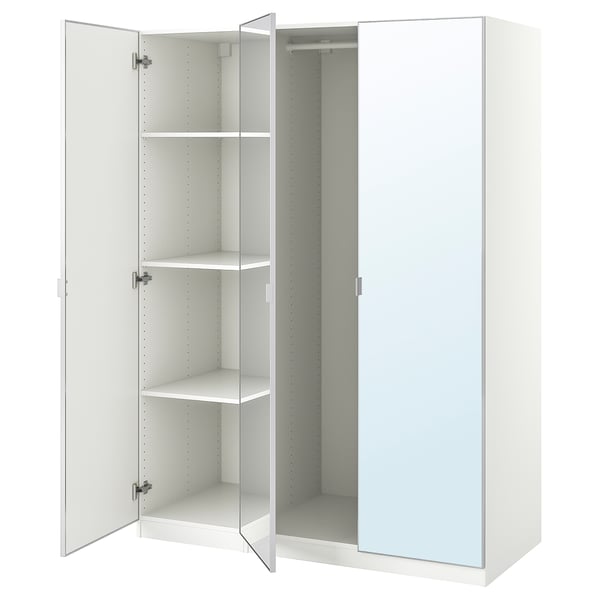 Ein weißer PAX-Kleiderschrank mit verspiegelten Türen und offenen Regalen in modernem und minimalistischem Design.
