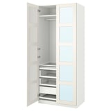 Weißer PAX-Kleiderschrank mit Glasschubladen, offenen Türen, die den Blick auf die Regale freigeben.